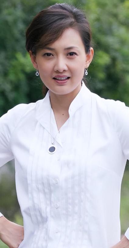 牛莉说，我1972年生在北京，标准军人家庭，爸爸是空军飞行员，妈妈是全国射击冠军