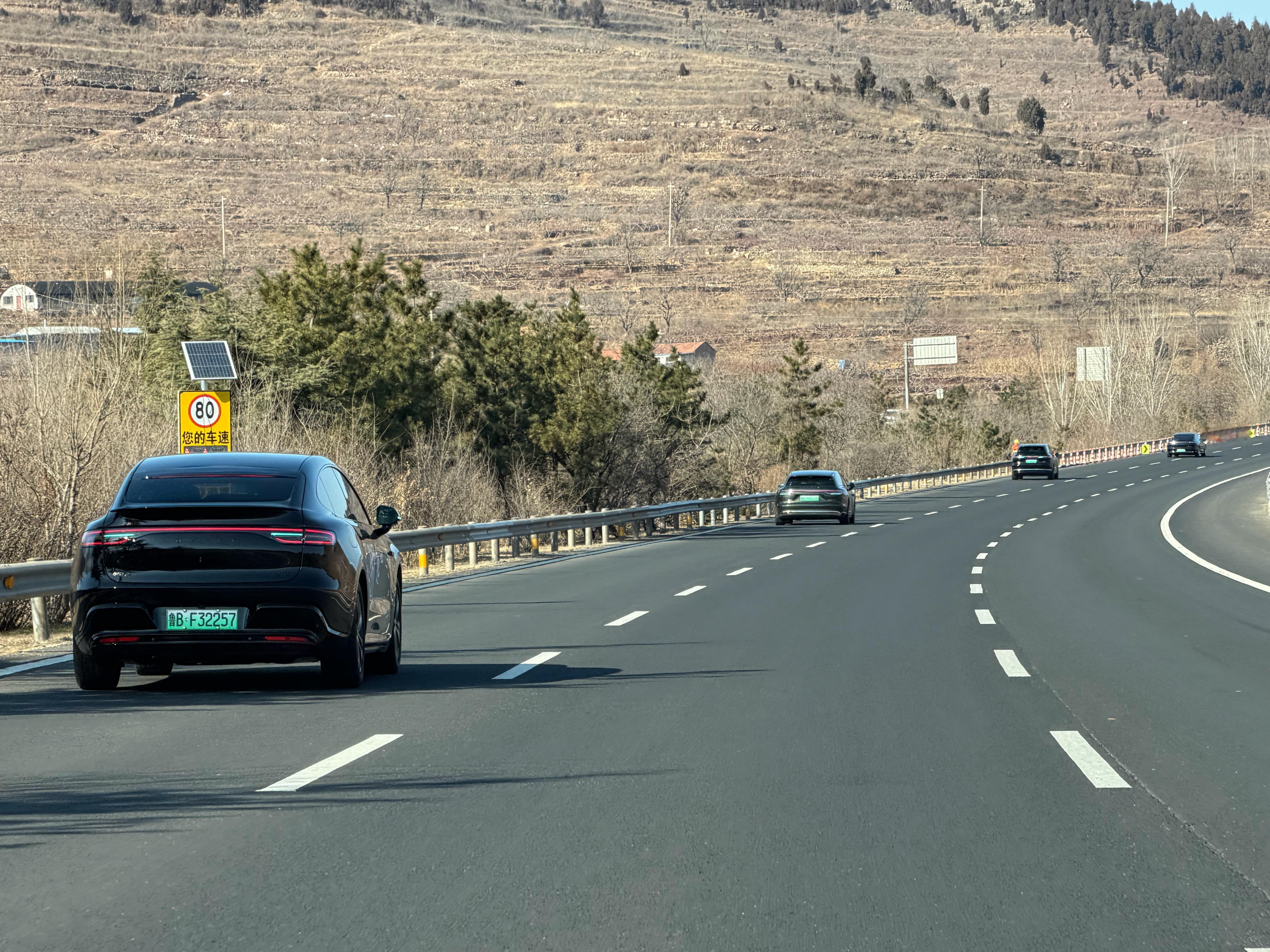 五界智行共赴万里齐刷刷的一排小蓝灯