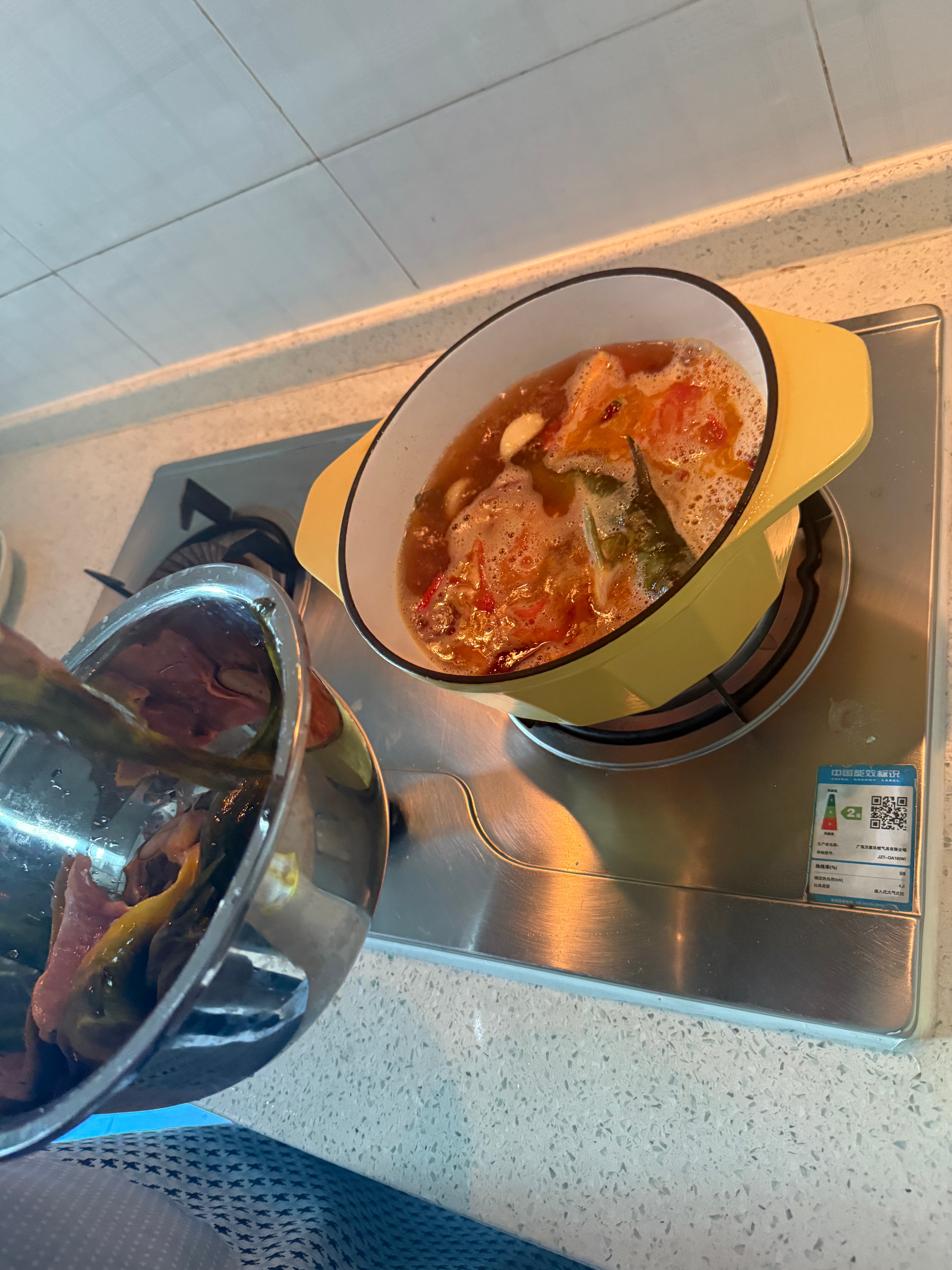 我妈说给我补身体，做点鱼吃！微辣的番茄汤底下黄嘎子鱼可好吃了！喜欢吃嘎子鱼的可以