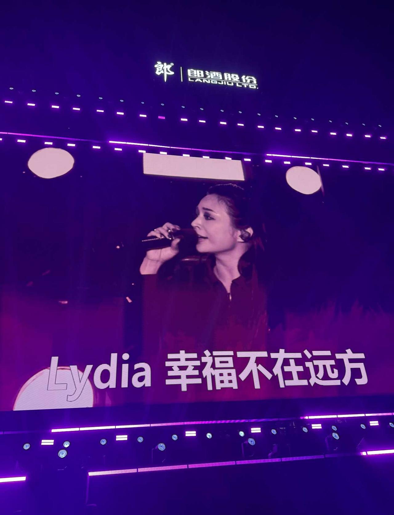 Faye詹雯婷 终于！！见到了
坐在第一排 举牌子被faye看到了 wow
詹雯