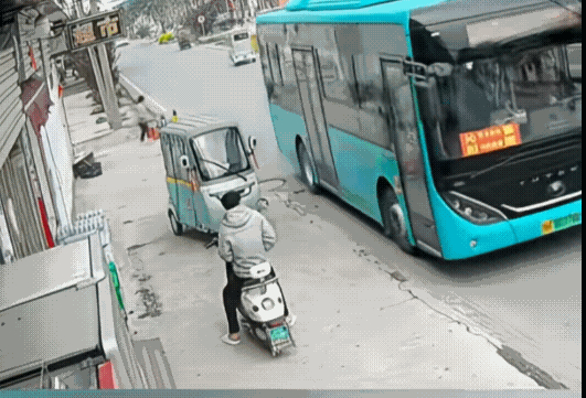 这就是骨子里的善良！
        真的被这位公交师傅狠狠暖到了。腿脚不便的女