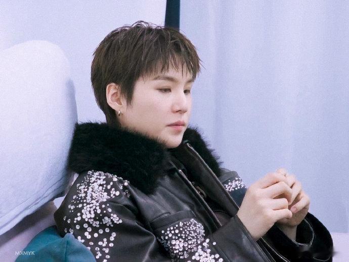 BTS成员闵玧其插队被骂 BTS闵玧其马拉松现场试图插队遭陌生路人怒怼，只能尴尬