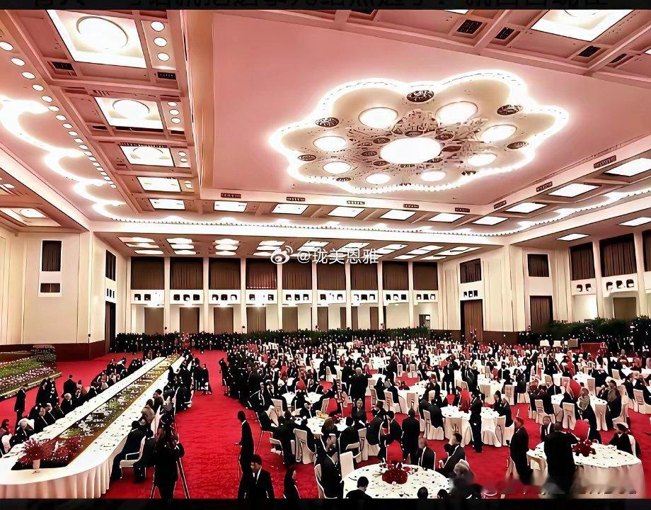这样宏伟壮观的宴会厅，在美国人眼里真的太震撼了吧？ 