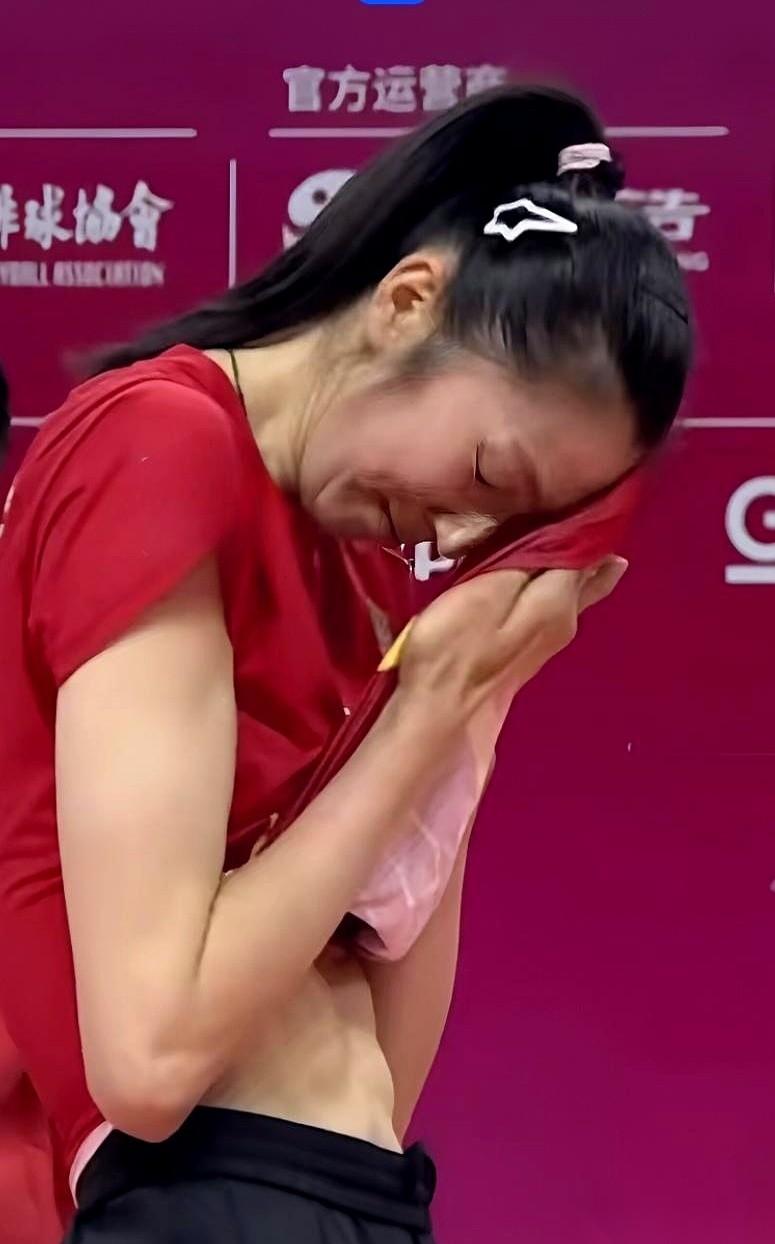 昨天比赛，吴梦洁就随手撩起球衣擦了个汗。
就那一秒钟，我整个人都看呆了。
那清晰