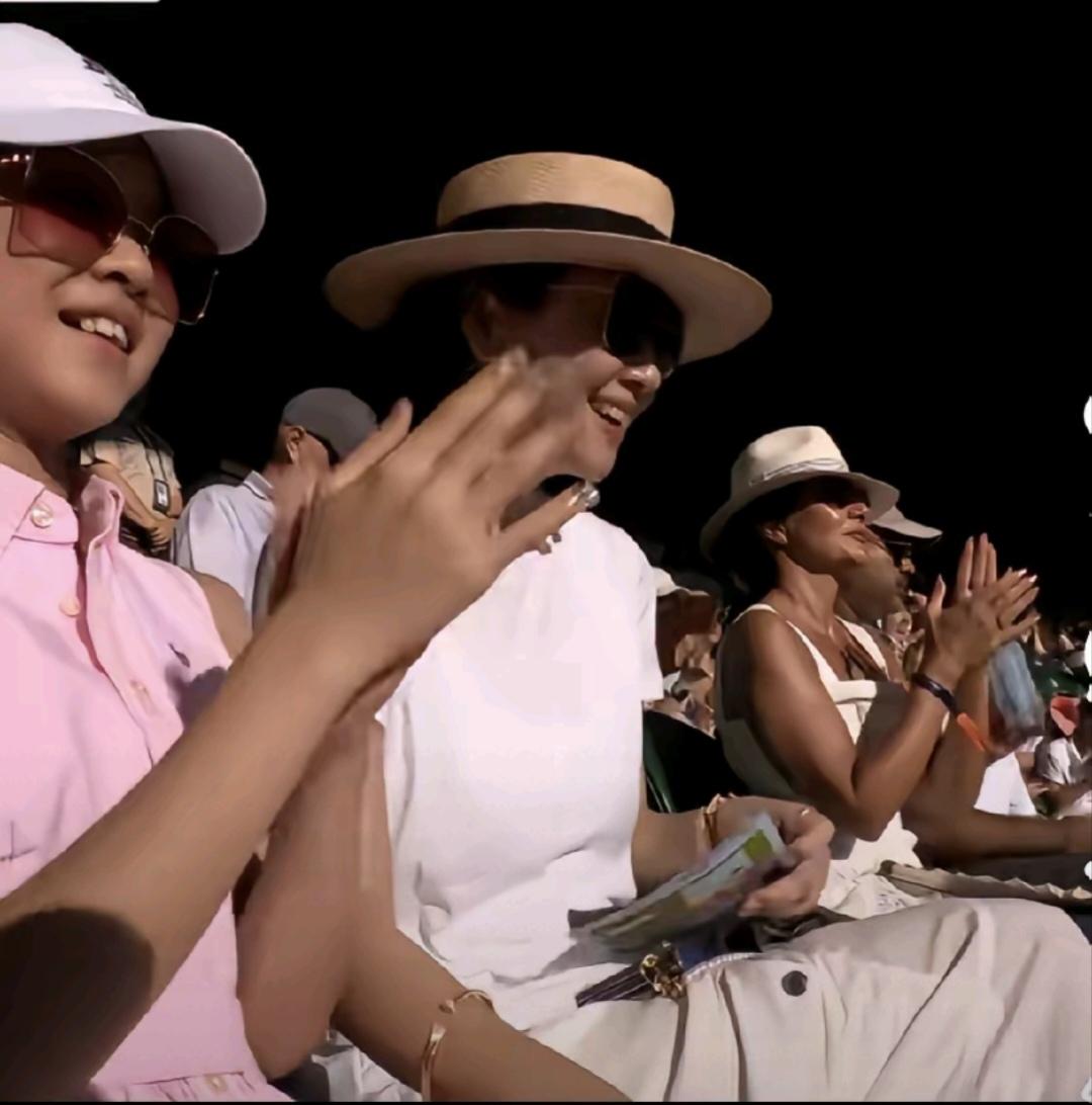 章子怡母爱泛滥，她带着女儿醒醒奔赴英国观看温网女单决赛！母女二人同框坐在观众席上