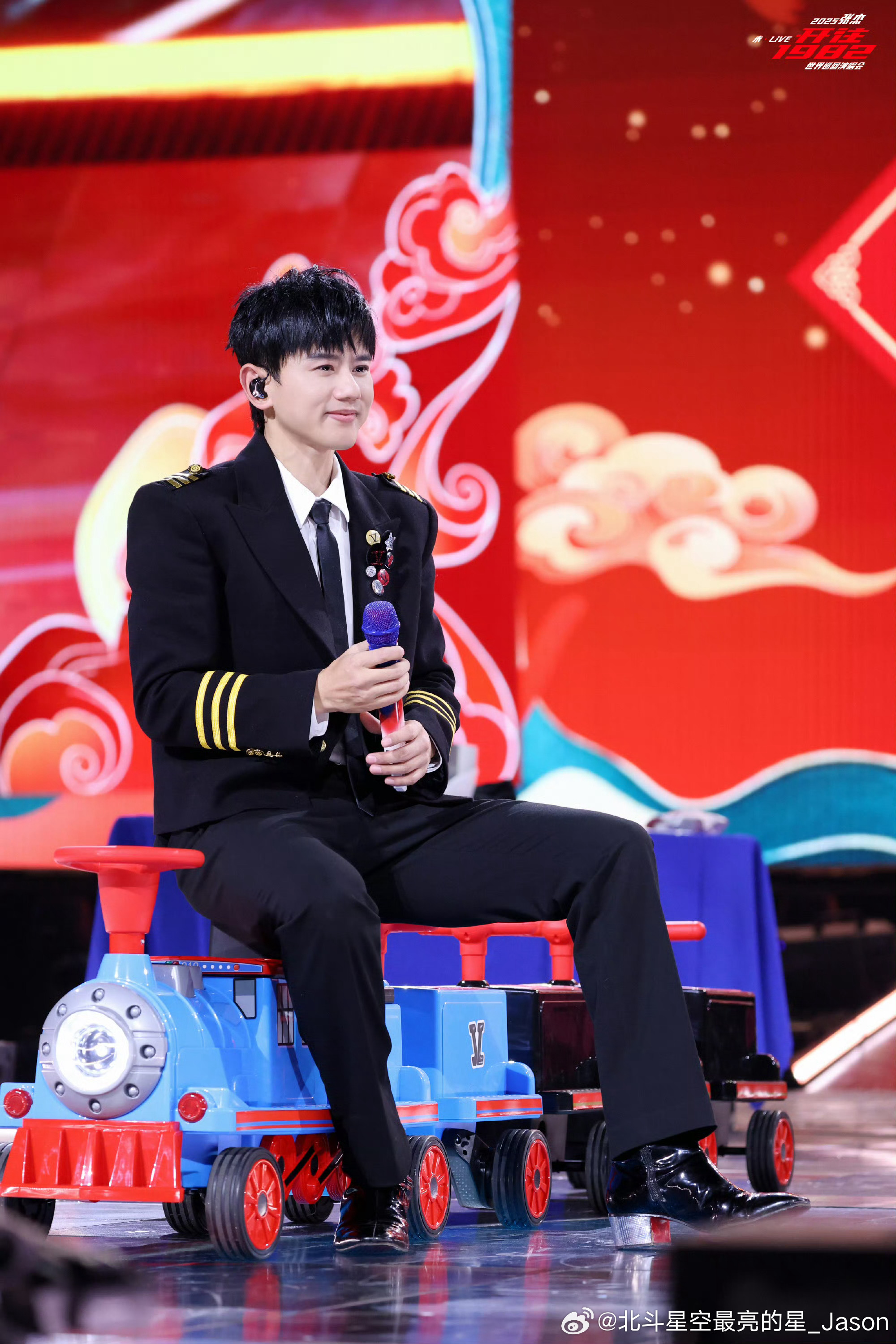 我以为是我看错了 对比一下发现张杰未LIVE开往1982世界巡回演唱会的标真的变