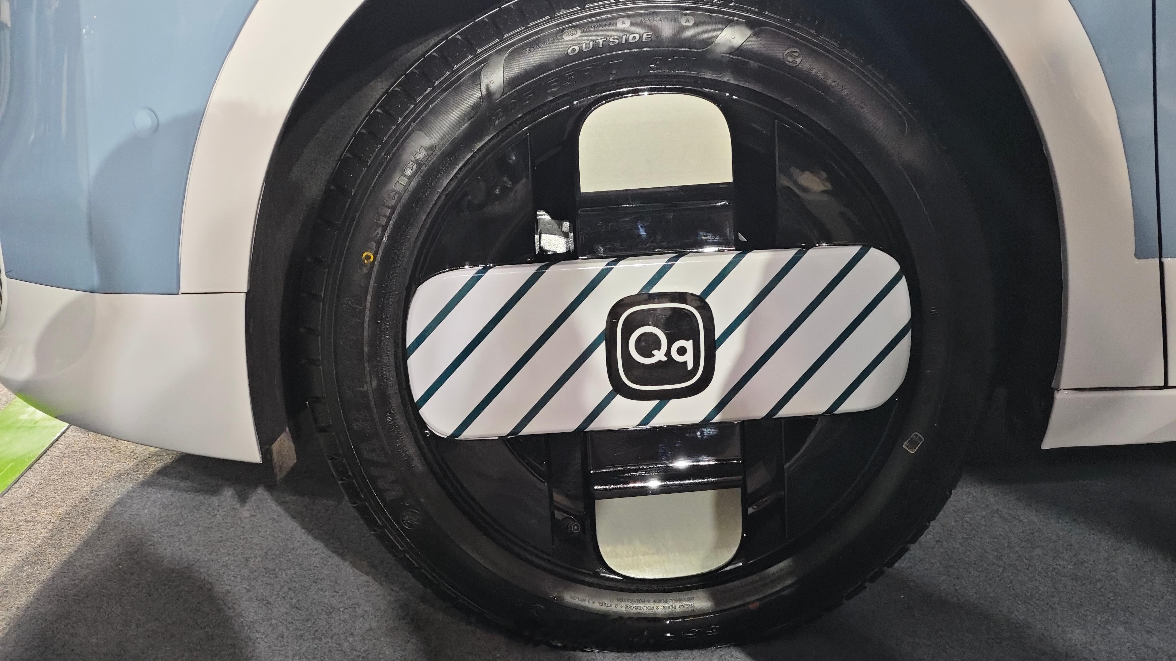 看到老的奇瑞QQ的这个装饰，一下把我拉回了小学的时候，放学路上总会看到一辆红色“