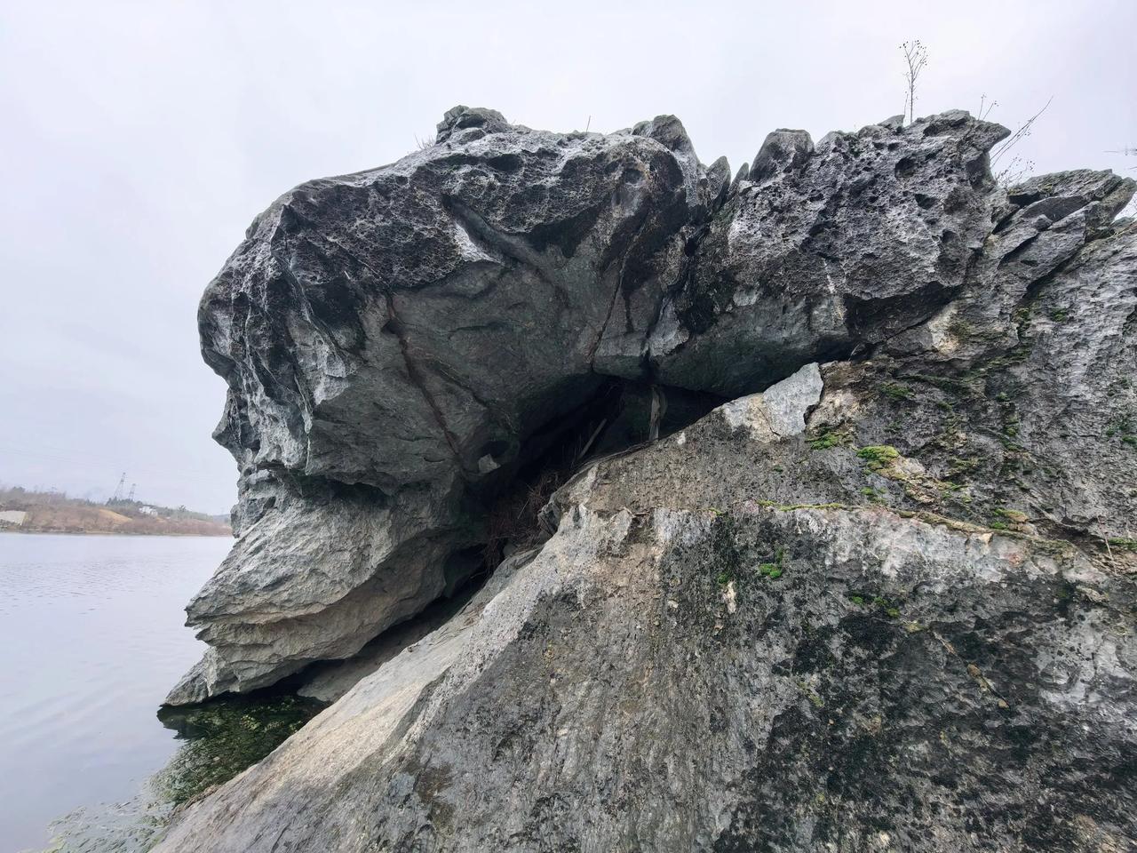 璞石古渡是徽饶古道常山到玉山的起点，渡口的石漕\深潭，依稀可见当时万船齐发的场景