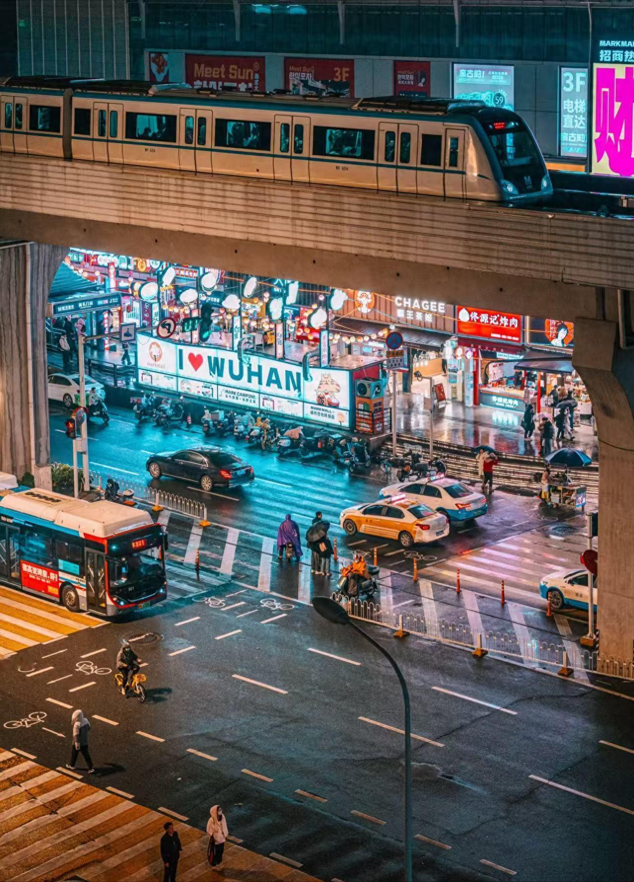 这一年，我用脚步丈量武汉，也用心感受武汉。每天清晨出门，看着地铁穿城而过，江滩晨