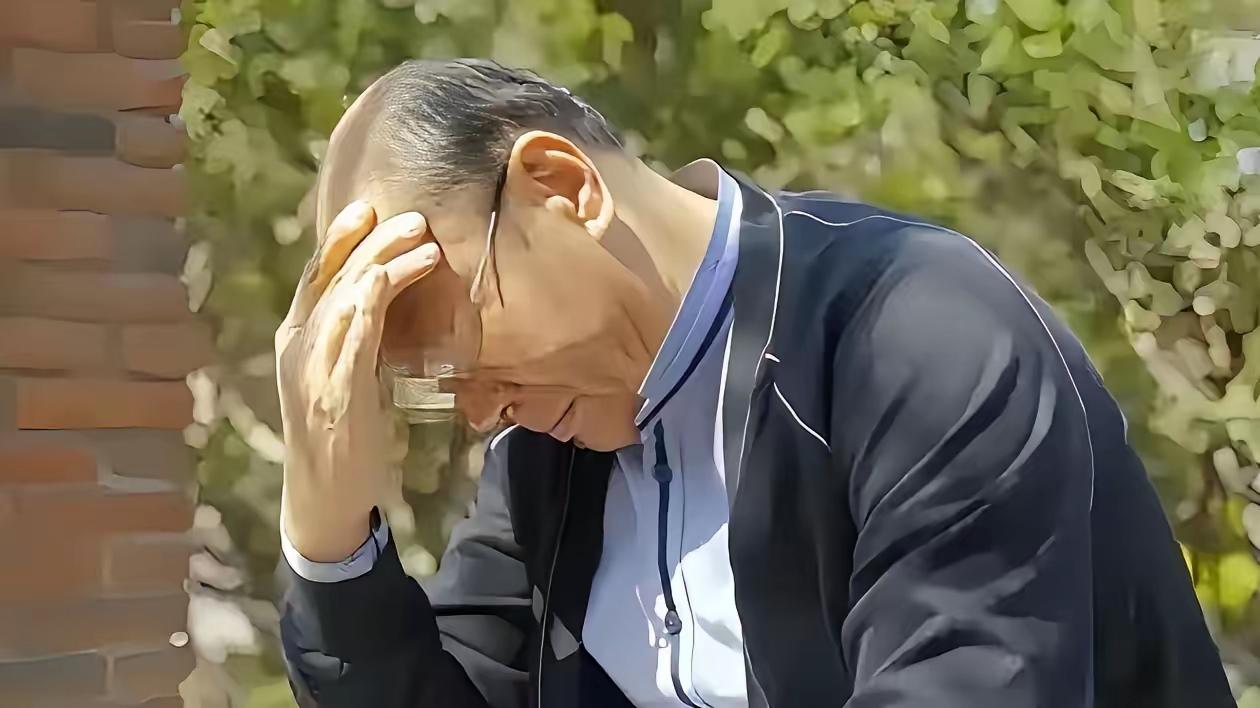 "毫无诚信！"深圳，男子买了一份养老保险，保单写着：60岁按月领取50万。他坚持