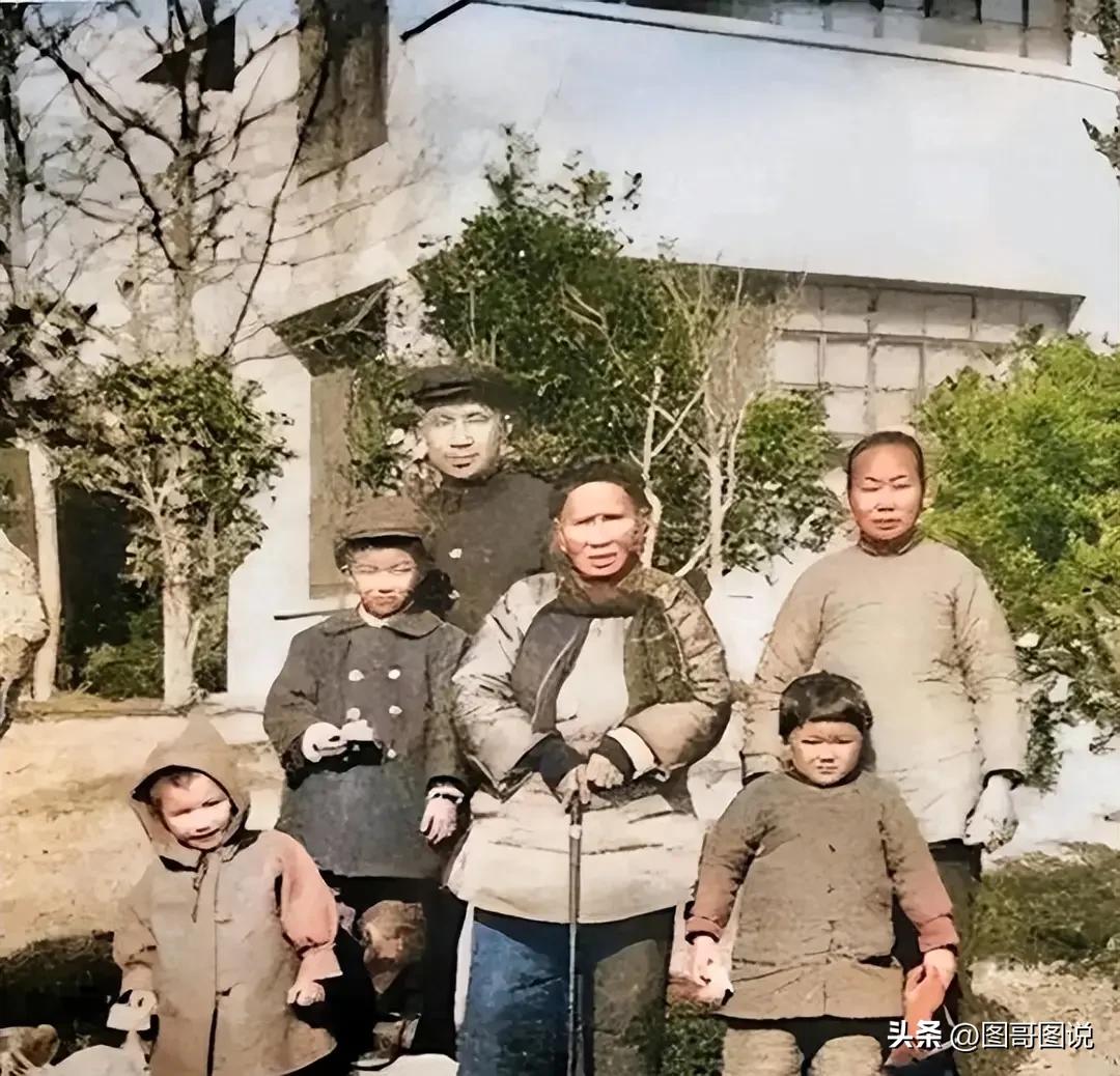 五十年代初，南京，粟裕和他的母亲梁完英的珍贵合影，当时两人站在粟裕的寓所门前，还