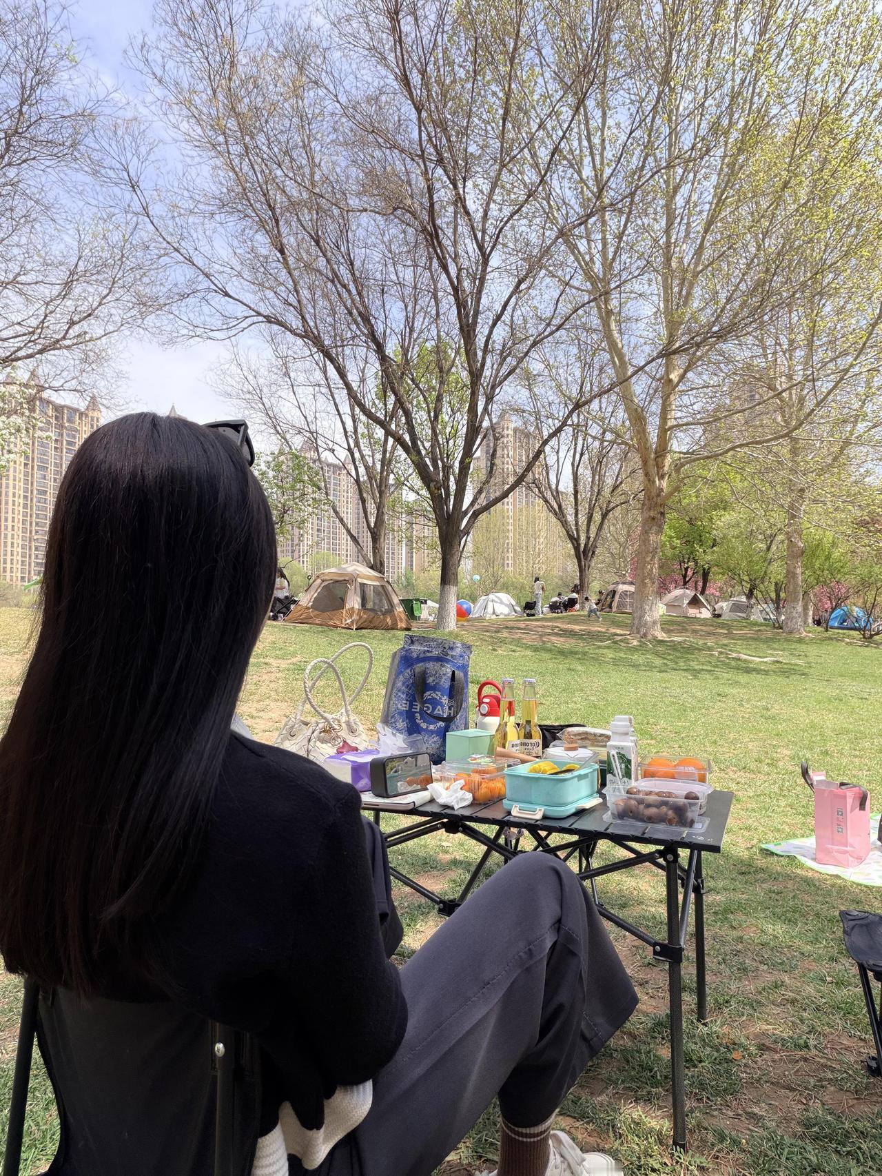 人这一辈子，

一定要和同频的人在一起，

和鼓励你前行的人在一起，

和有趣的