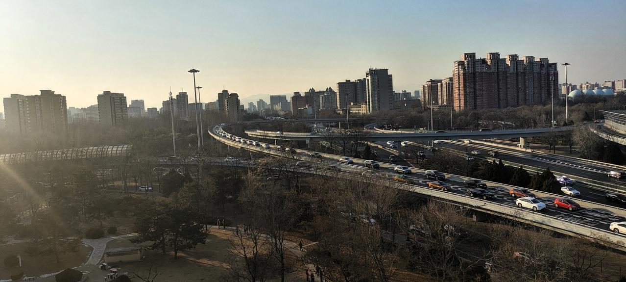 2026年1月13日，冬天的北京，城市天际线与高架桥上的车流