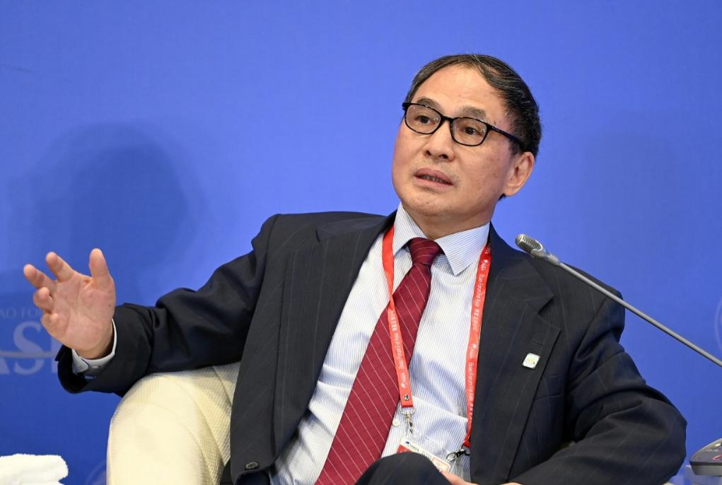 香港中文大学教授郑永年最近提醒国人：美国虽在衰落，但低估它仍是危险误判。这条警示