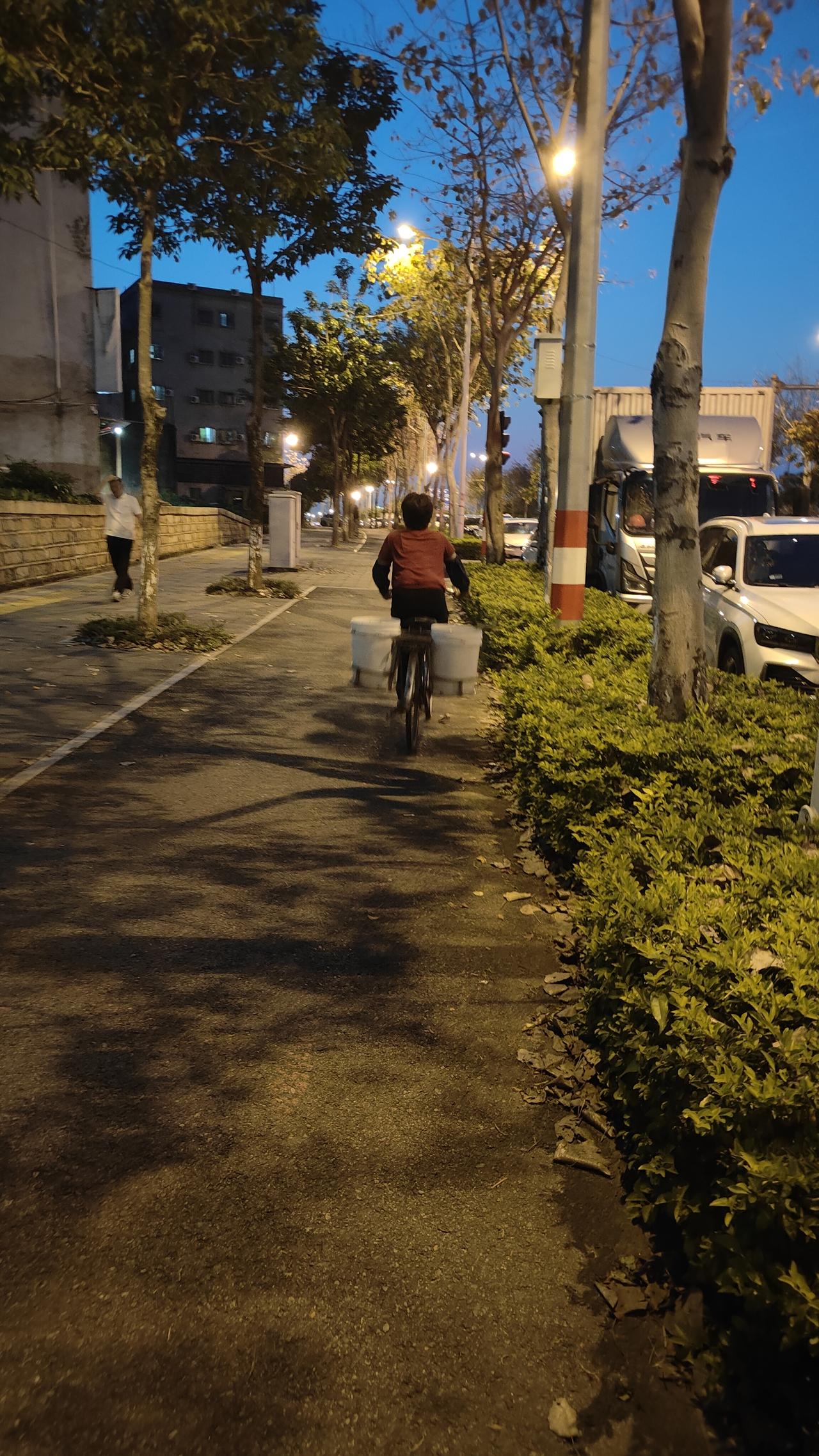 黑夜中的赶路人