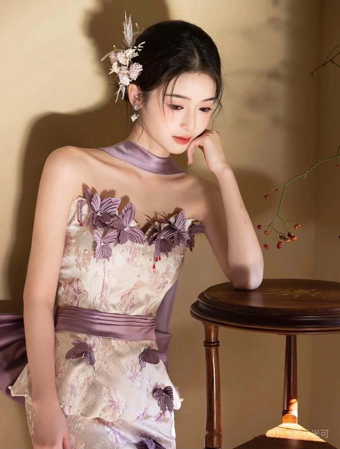 复古优雅花枝展，梦回古韵浪漫显。高雅气质美女