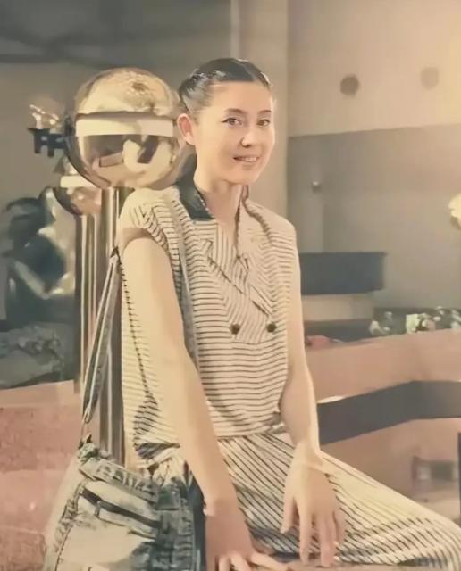 1983年，24岁的倪萍美得让人挪不开眼。刚卸完妆的她靠在休息区的木椅旁，恰好被