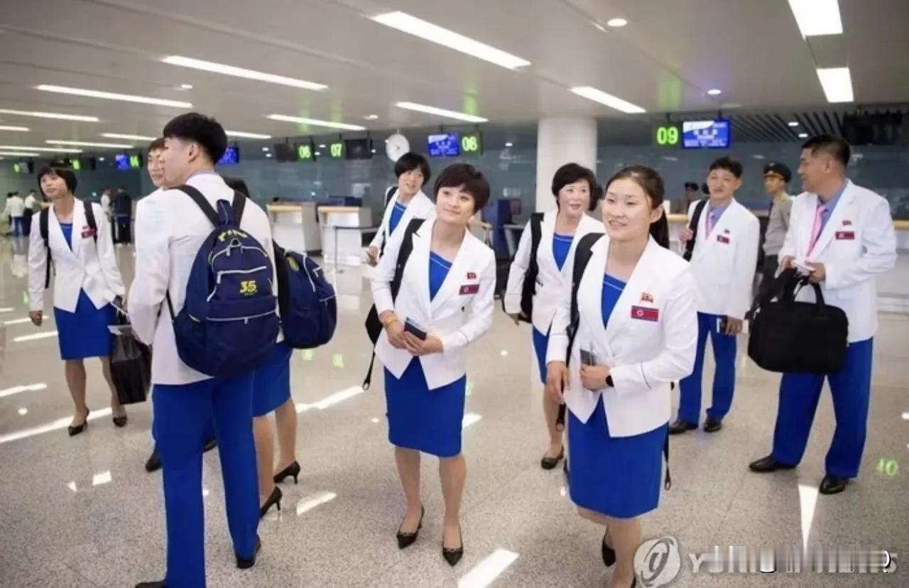 朝鲜庞大的16人代表队出发去法国了！
非常轻巧的行李，这才是奥运该有的样子，本来