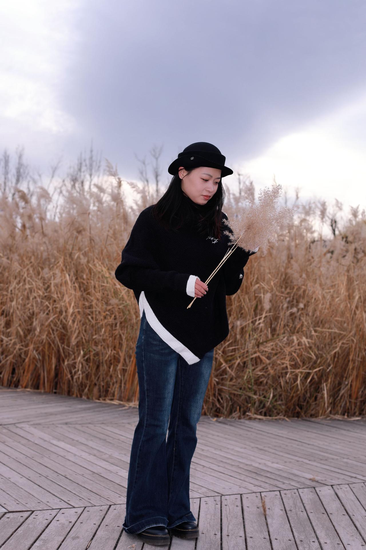 摄影约拍跟拍风中的芦苇花户外环境人像晋阳湖公园芦苇花人像原创原图直出照片