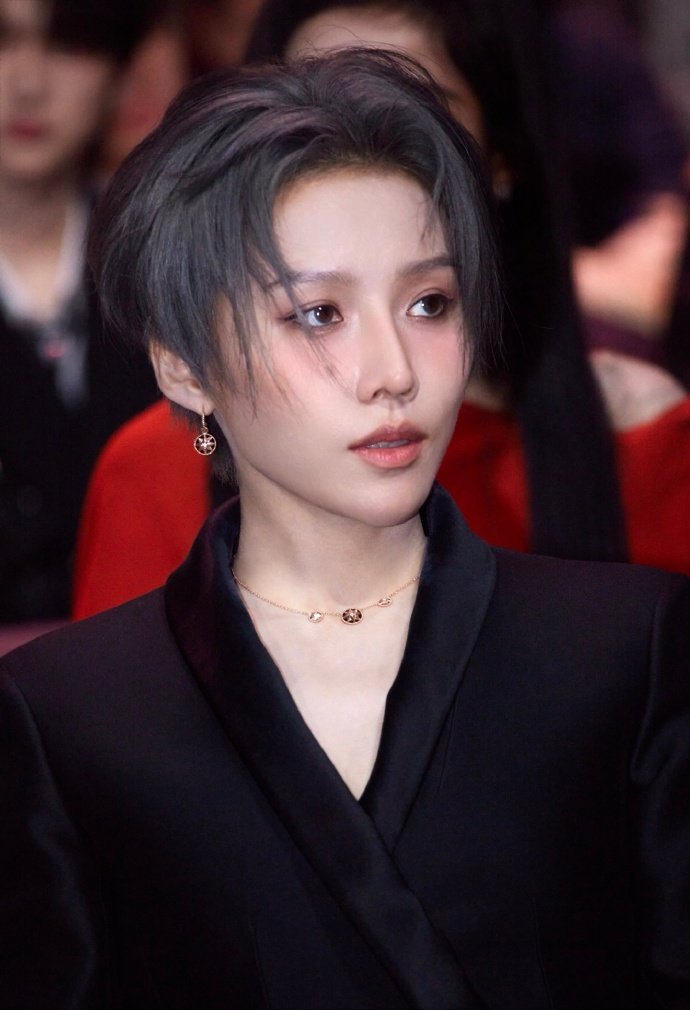 刘雨昕Dior温柔序曲 身着黑灰西装套装，挺拔的身姿自带气场，简约的设计勾勒出独