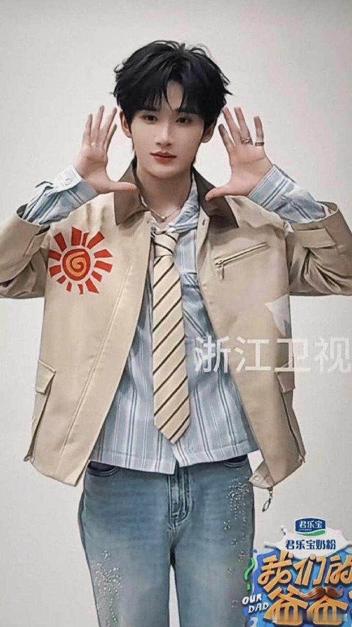 余宇涵我们的爸爸2观察员恭喜余宇涵加盟《我们的爸爸2》当观察员！青年演员的新鲜视