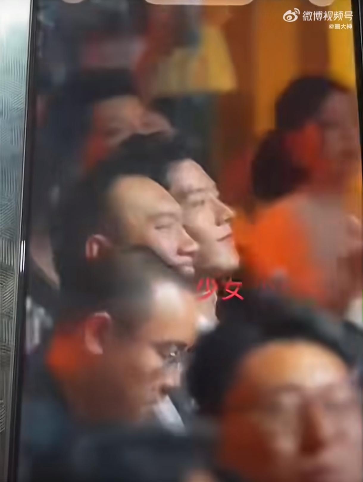 镜头抓拍的瞬间真的戳心，完全藏不住真心，没有半点营业客套。听见杨紫拿下奖项，他立