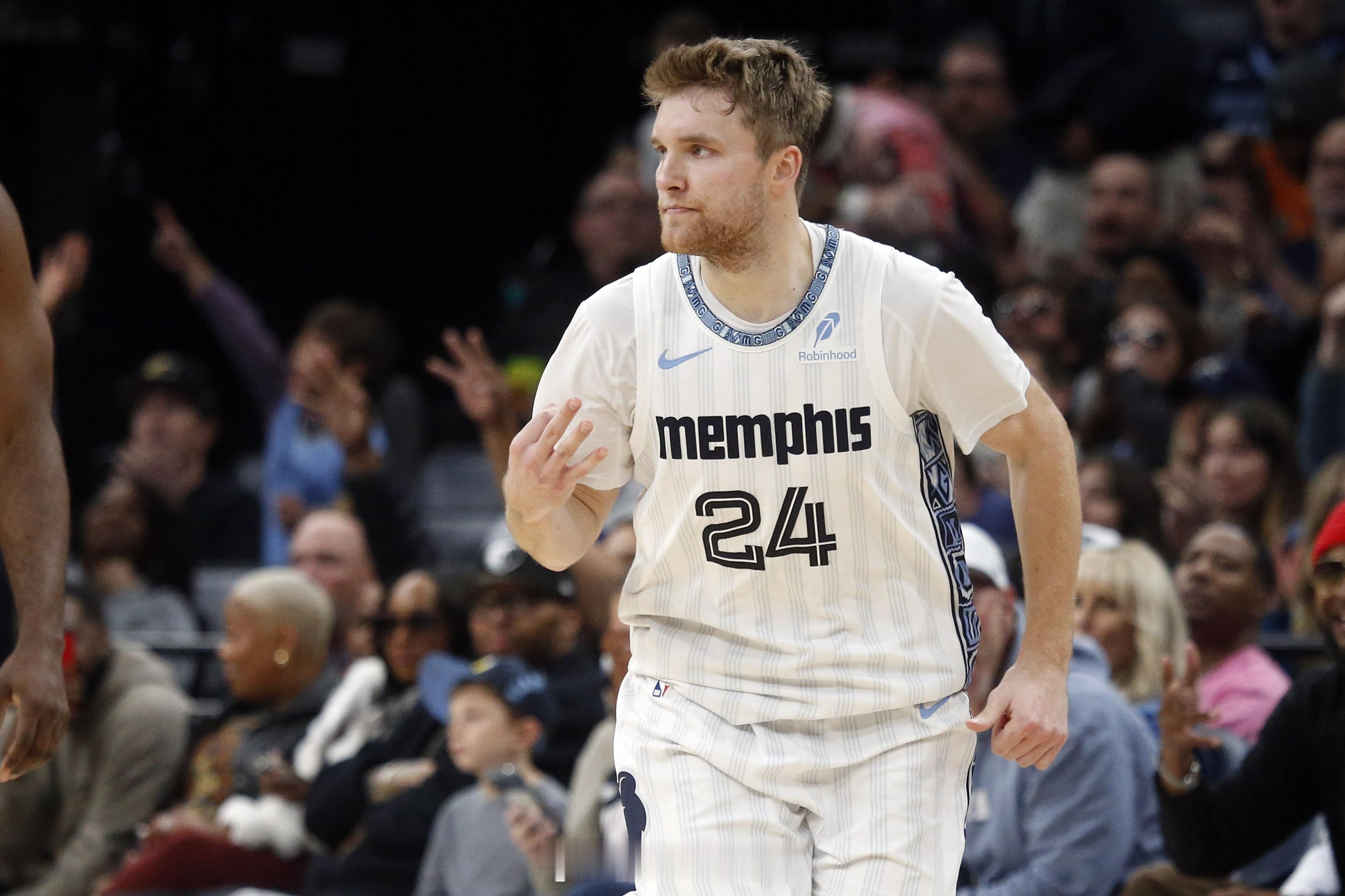 NBA常规赛，灰熊121-103击败快船。本场比赛，灰熊替补后卫卡姆·斯潘塞表现