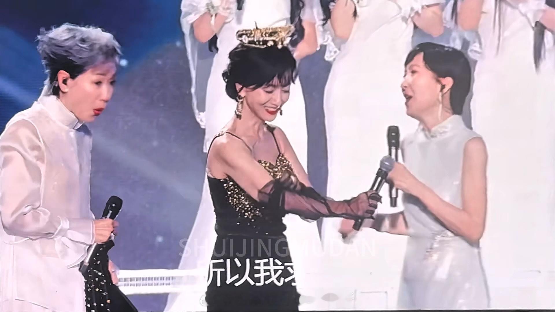 芝童道合 我要笑死了，为什么这里💡刚好唱到 所以我求求你，💡是得求求她俩了…