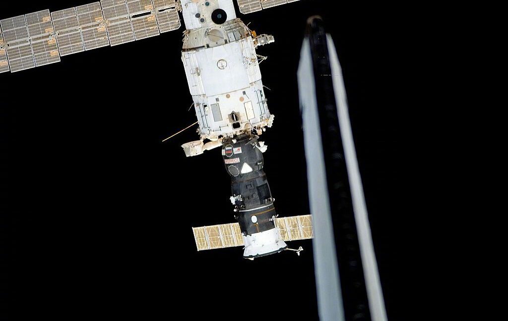 6月5日，国际空间站上的5名宇航员被紧急命令钻进SpaceX载人龙飞船“自由号”