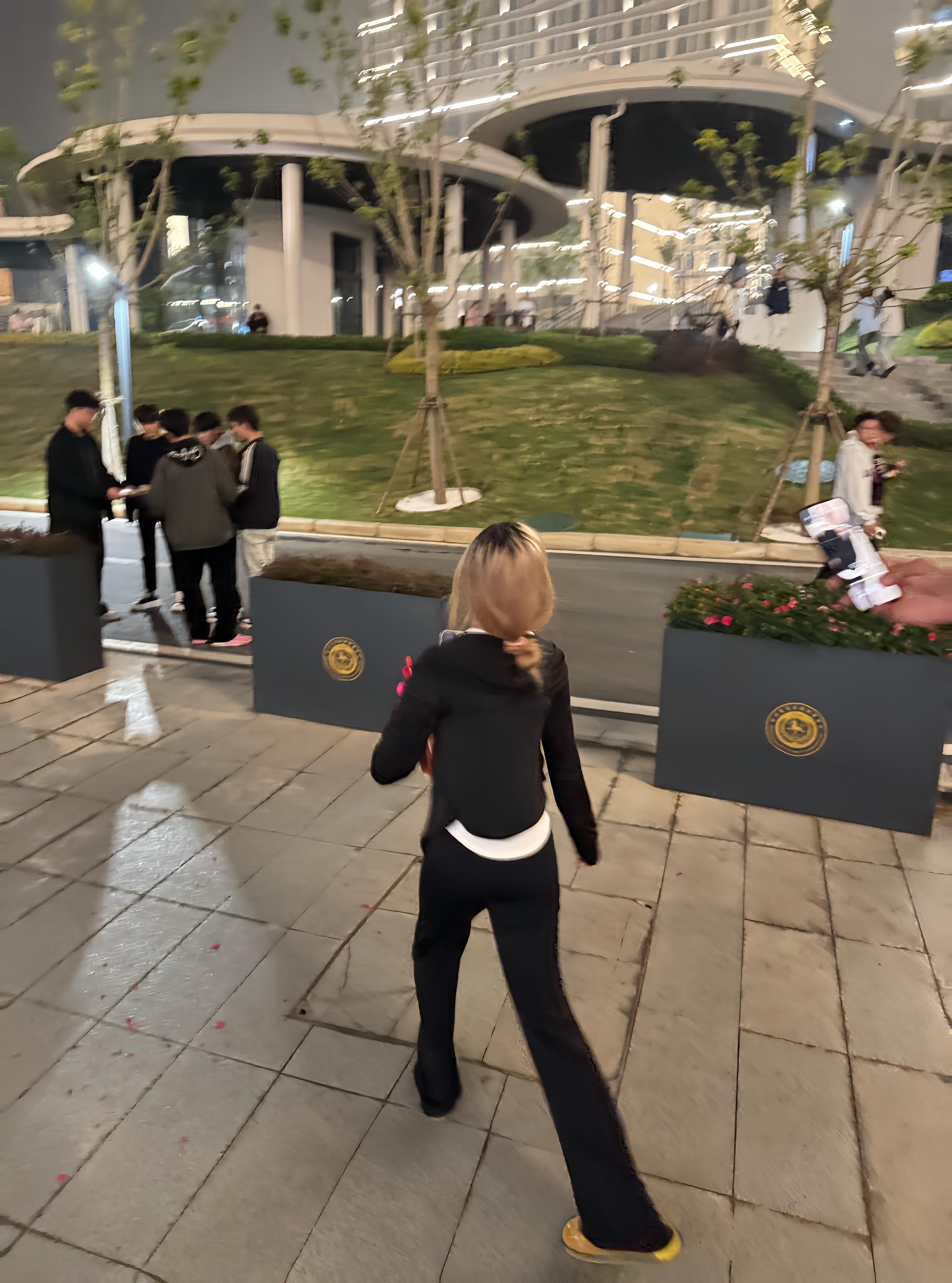 就这样不经意地记录我 但不允许拍到我的发缝和鼻基底凹陷 要漫不经心的随...