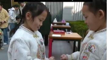 双胞胎姐妹在玩石头剪刀布时展现出极高的默契，连续三局完全一致，令人难以置信。她们