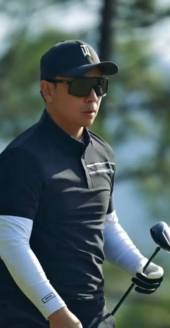 曝释小龙酒驾网曝释小龙聚餐后疑似酒驾，相关传闻牵扯出与跟拍者的冲突纠纷，经纪公司