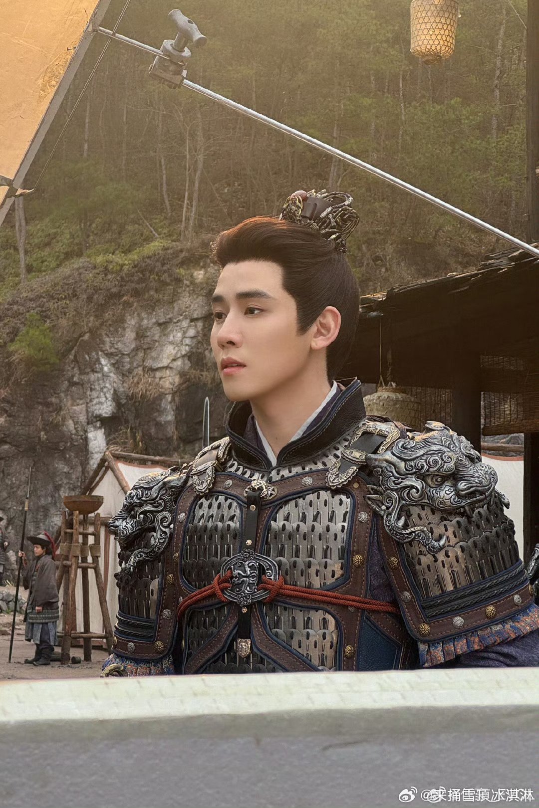 李怀安的须须也放下来了任豪李怀安这下坐不住了须须一放，李怀安直接支棱起来，争风吃