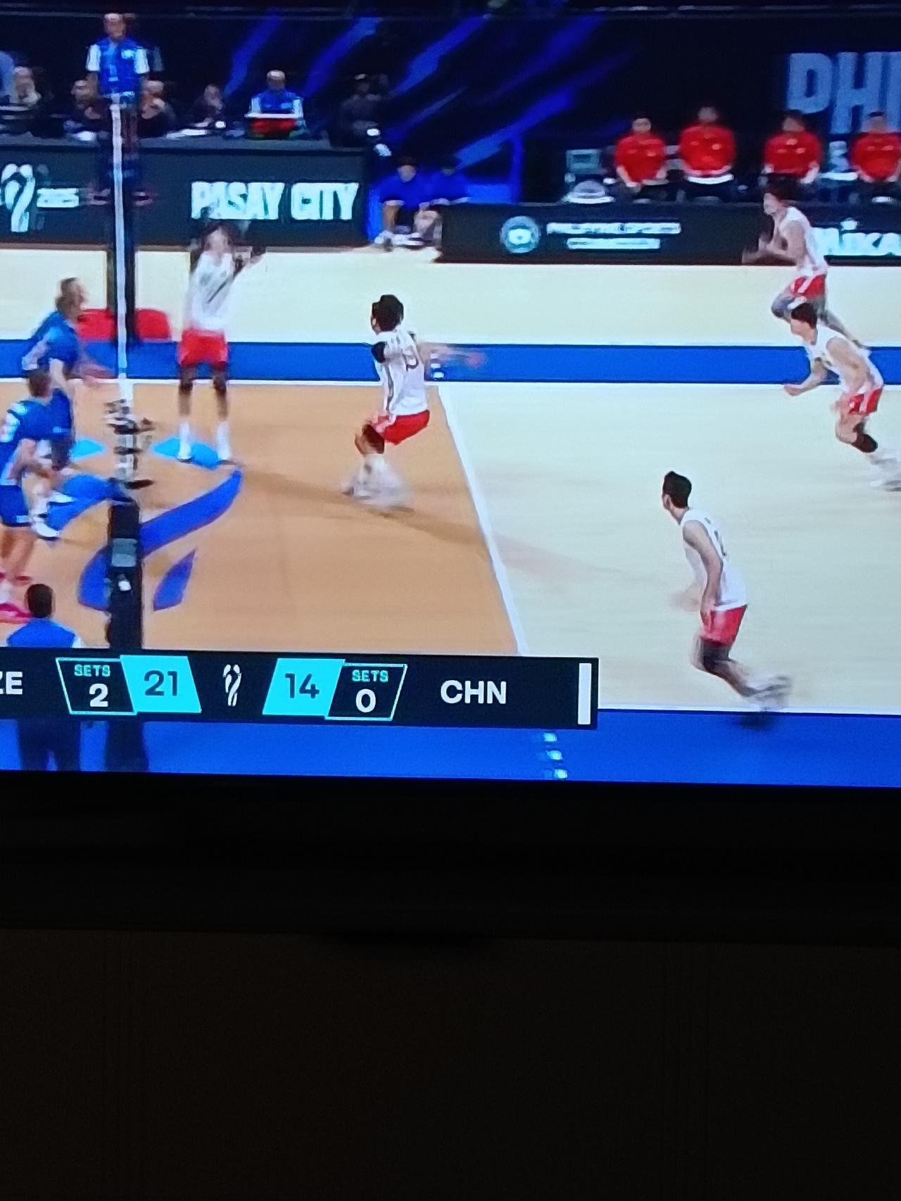 世界第三的巴西队出局，最恨的是中国队。中国对捷克，巴西人都在看台上关注这场比赛。