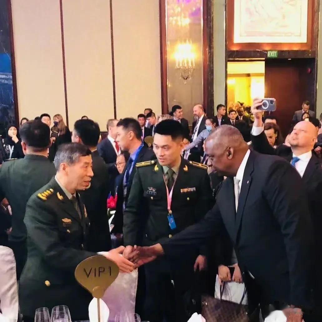  中国明确拒绝与美方防长奥斯汀会晤后，香会晚宴，主办方安排中美防长在主桌将相对而