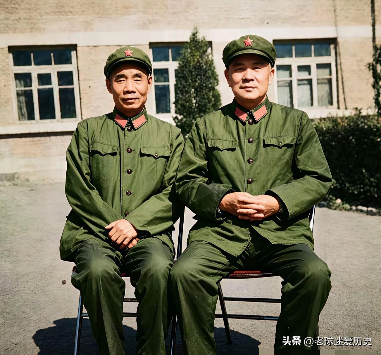这张军装合影，留存下两位百战元勋并肩而立的珍贵时刻。开国上将刘震、开国中将吴信泉