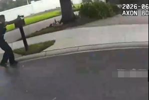 三名美国警察同时射空弹夹，只因一妇女持刀不肯放下！ 

这起事件发生在佛罗里达州