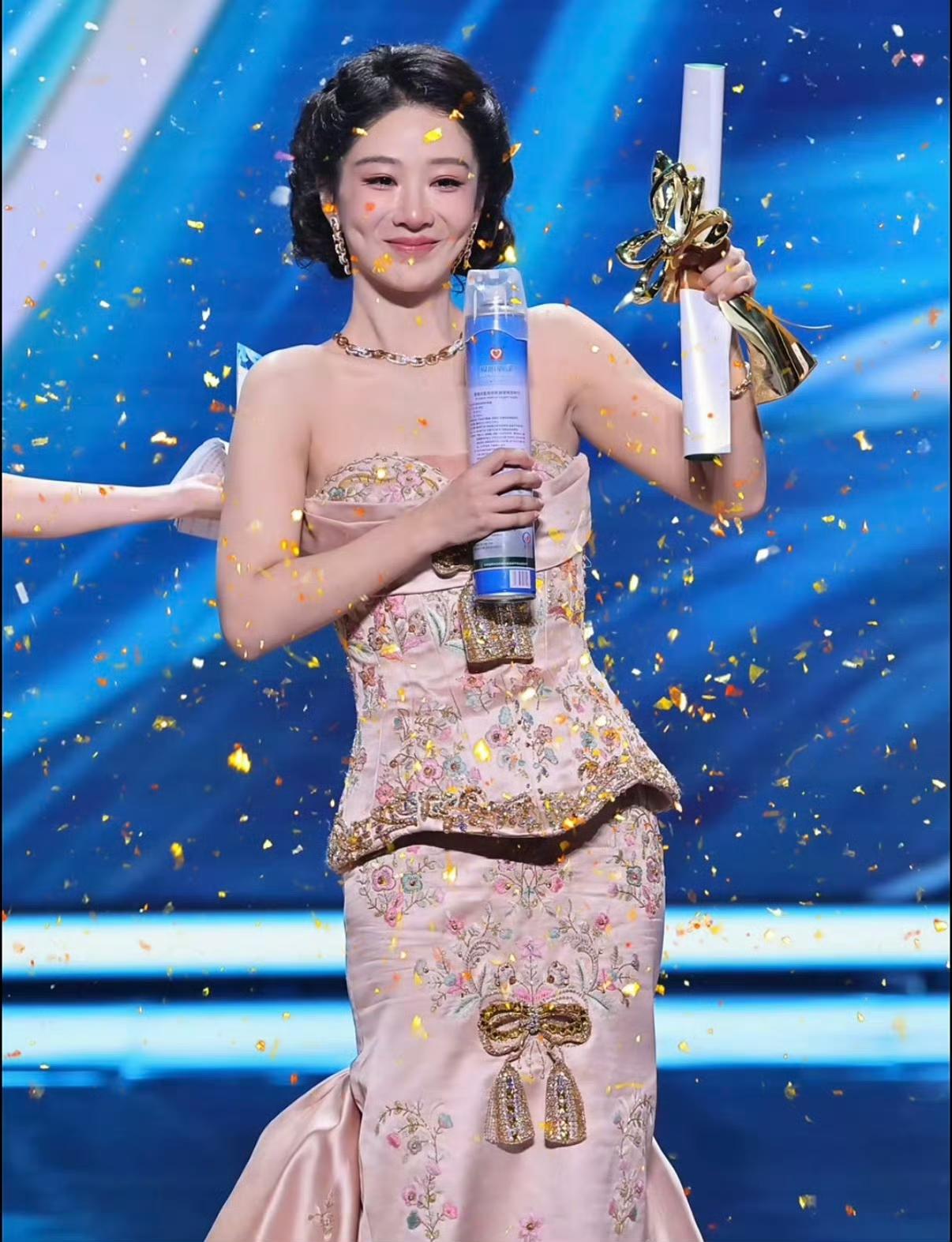 杨紫获本届白玉兰最佳女主角，打败孙俪、吴越、杨幂、任素汐等女演员，不过这次也是实