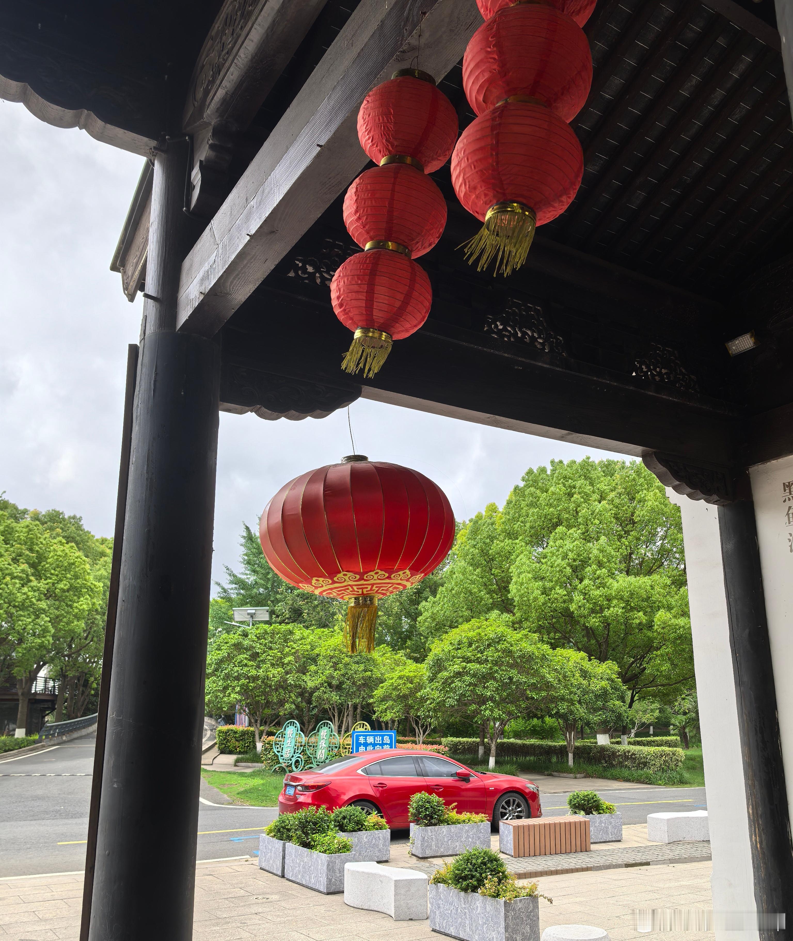 心里话         人生路上，看开是风景，看透是领悟，看淡是释然。     