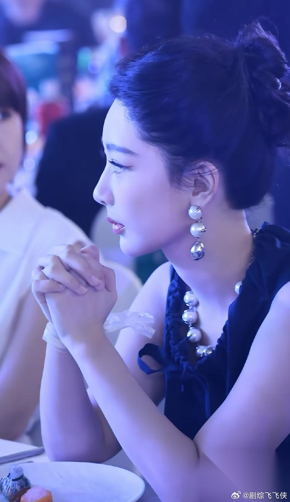 白玉兰晚宴上的杨紫， 跟以前完全不同了。 不是说她做了医美，而是她现在已经从“小