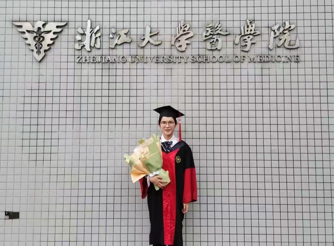 我是汤宋佳，博士毕业于浙江大学医学院。  上学时的我还没有过从医的想法...