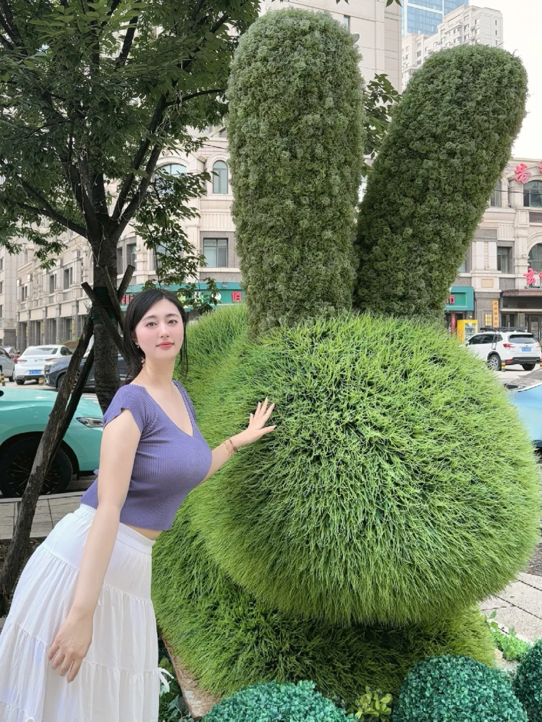 路边的大兔子真可爱啊