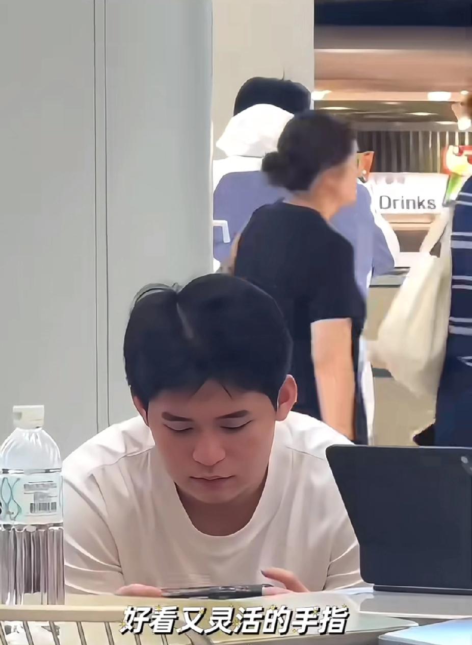 林诗栋候机时笑到仰头！这感染力谁扛得住
 
国乒小将林诗栋候机时被戳中笑点，笑到