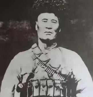 1949年12月，解放军在追击马家军残匪时，司号兵杨忠孝打死了一个穿着与众不同的