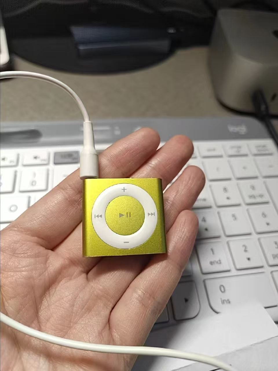 00后知道mp3是什么吗吴鼎用念佛机冒充MP3也太好笑了，瞬间戳中一代人的青春回