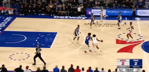 莫伸手啊
伸手就容易侵犯圆柱体，除非你能盖到球
现在NBA这个圆柱体规则真的太严