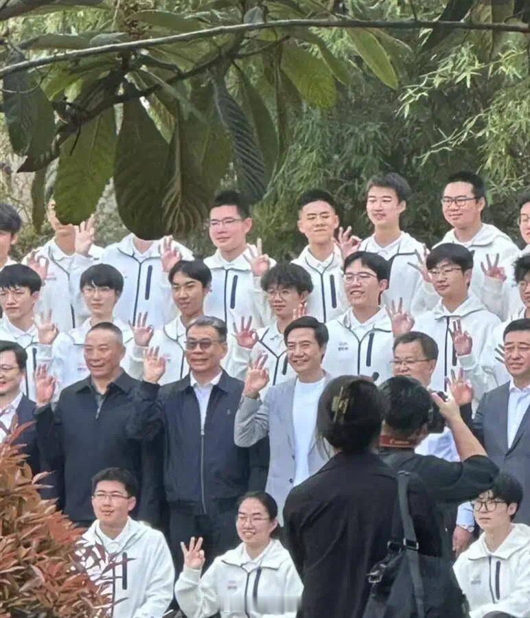 雷军同雷军班同学拍大合照如今雷军带领小米取得耀眼成绩，他的好心态起到了重要的支撑