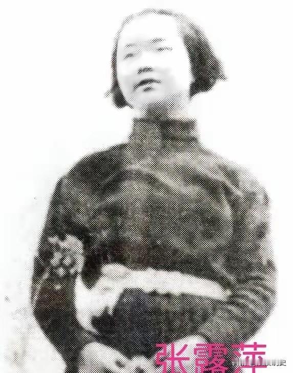 1941年，贵州息烽集中营。监狱长一脸淫笑，解开衣扣，扑向一年轻漂亮的女囚。
​