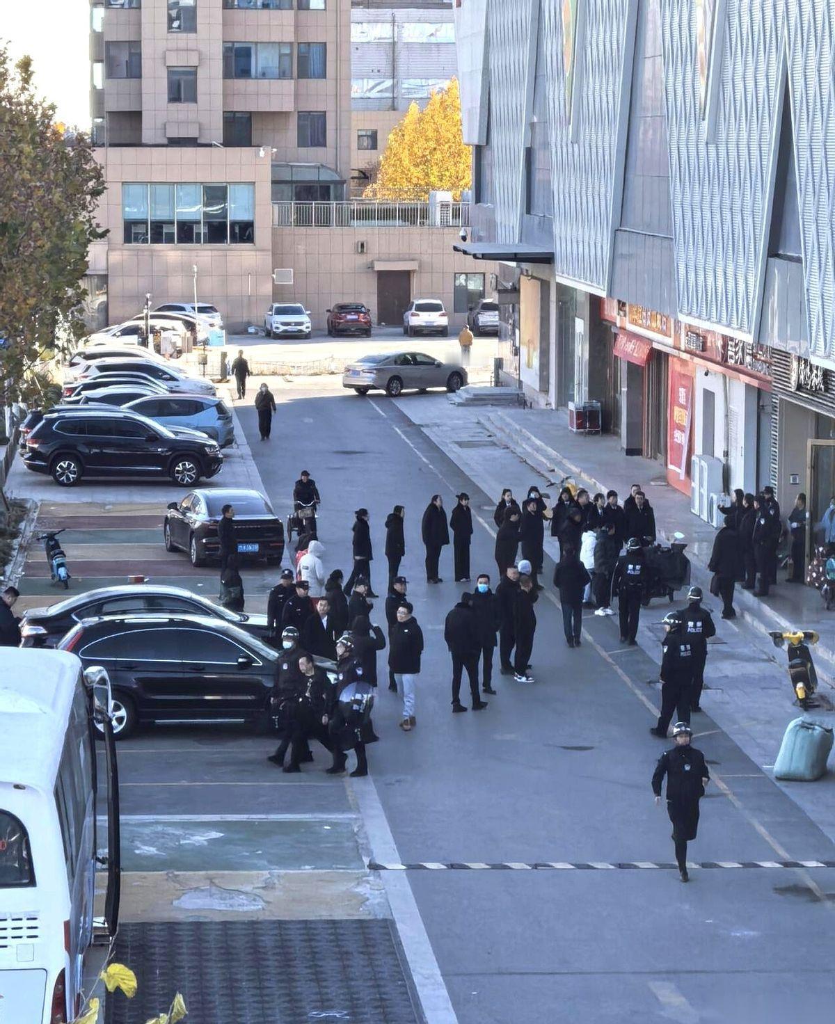 好家伙，今天路过西城那个商场，直接给我看愣了。
大门上，明晃晃贴着法院的封条，白