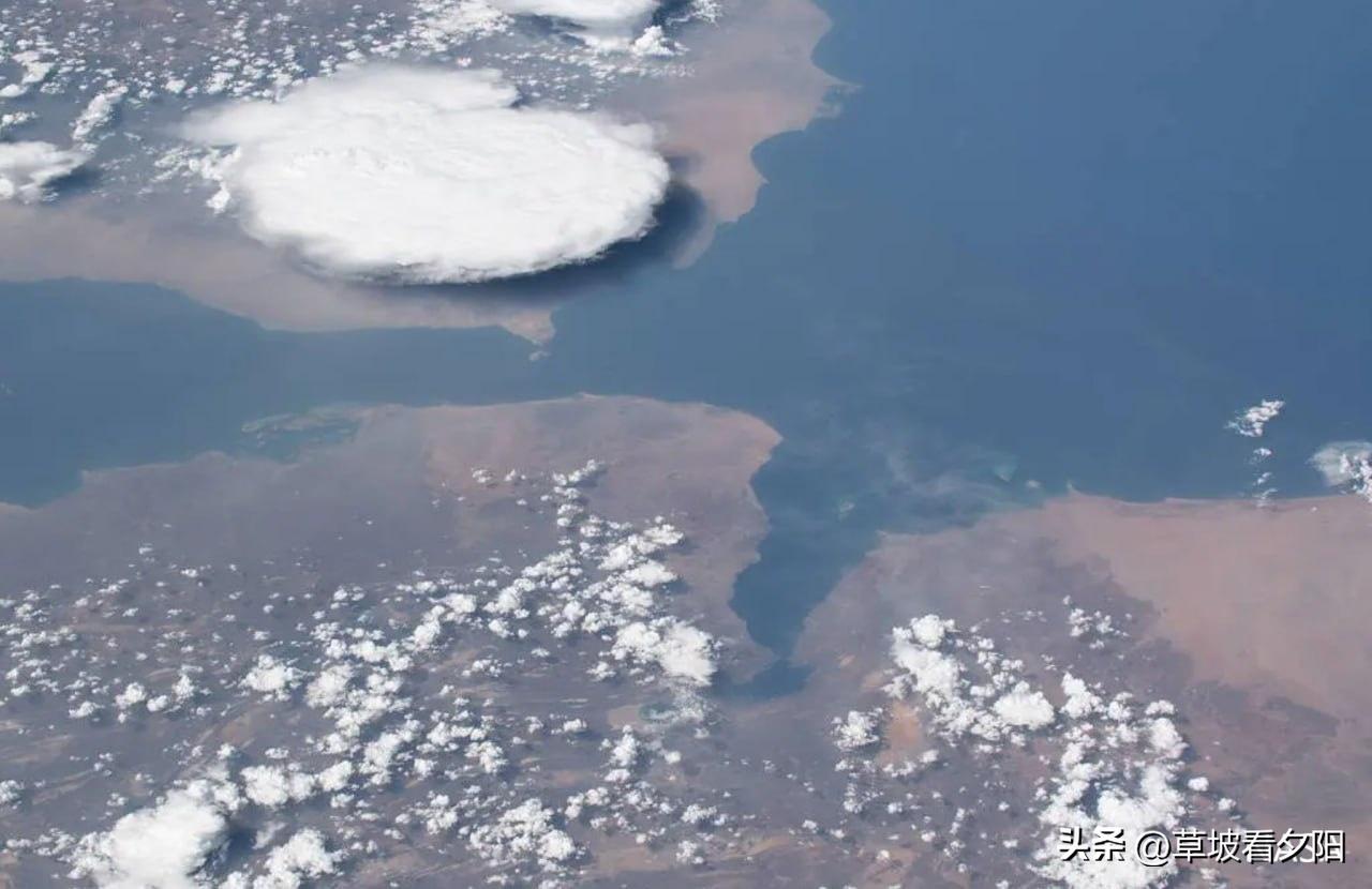 也门胡塞武装副新闻部长曼苏尔警告，将封锁连接红海与亚丁湾的曼德海峡，还称已和伊朗